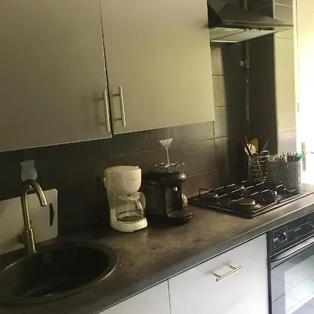 With 3 Bedrooms In With Wonderful City View Balcony And Wifi *